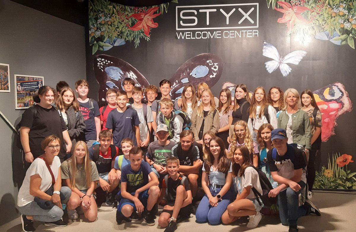 Gruppenfoto 3.Klasse MS Kirchberg auf einer Exkursion zu Firma Styx Naturkosmetik