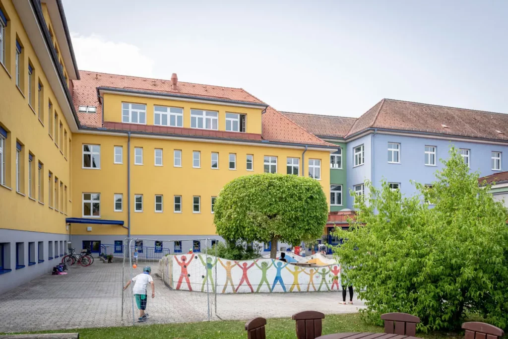 Schulhof der Schule Kirchberg an der Pielach